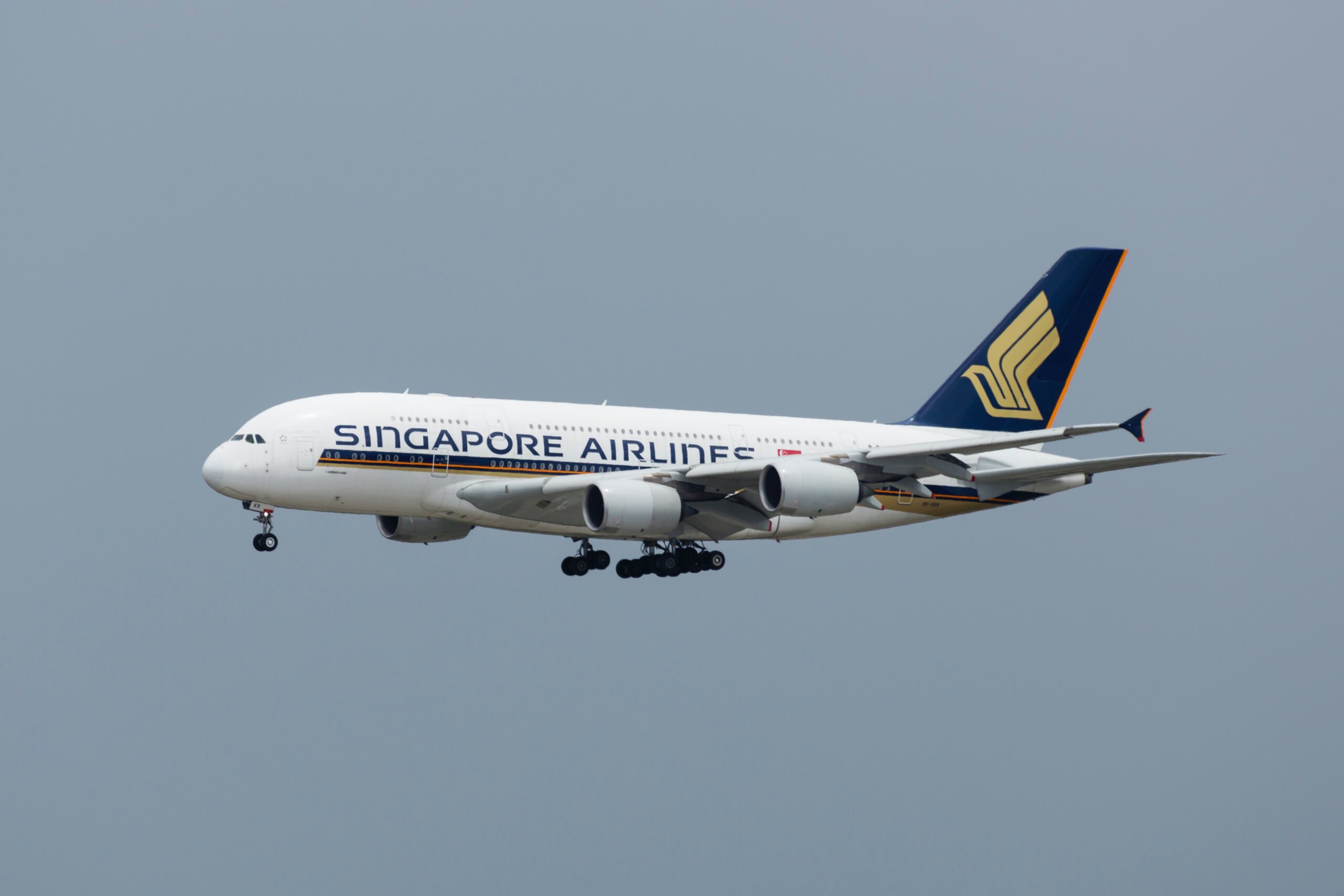 airplane with Singapore Airlines on it