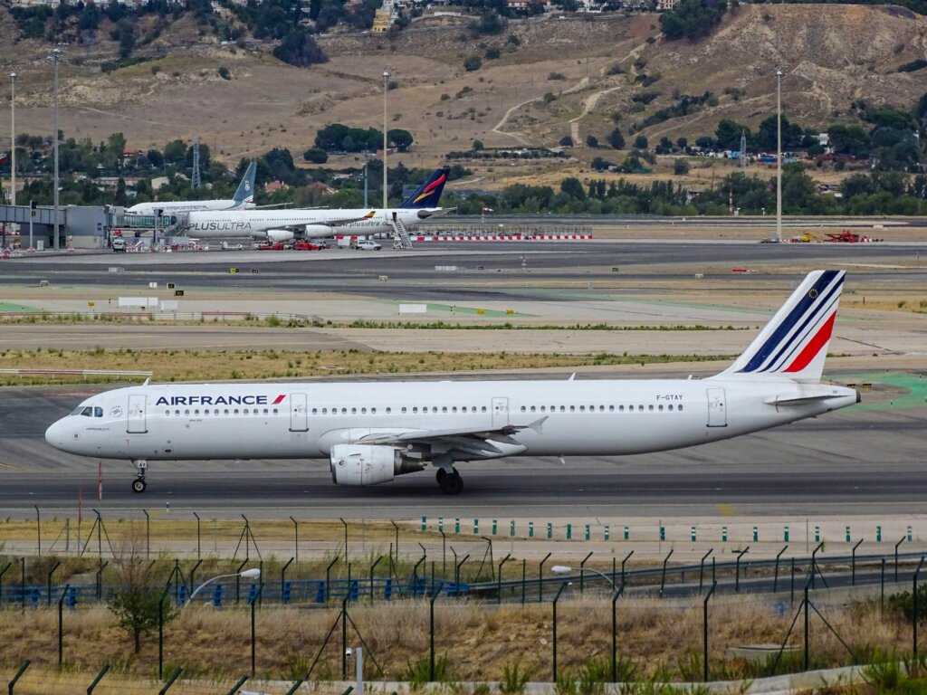 Plane on runway that says Air France