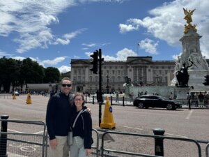 couple outside Buckingham Palace